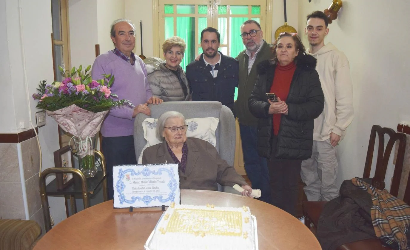 Josefa Gómez, acompañada por su familia durante la visita del alcalde y concejales de Campanario