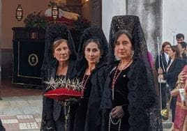Mujeres vestidas de 'Manolas' en la procesión del Viernes Santo de Campanario.