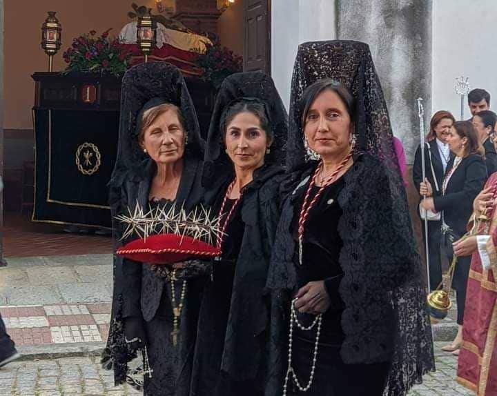 Mujeres vestidas de 'Manolas' en la procesión del Viernes Santo de Campanario.