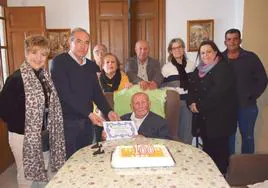 Juan Sánchez posa con su familia y miembros del equipo de gobierno en su 100 cumpleaños.