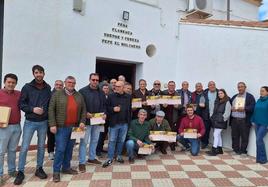 Foto de familia de los ganadores, participantes y jurado.