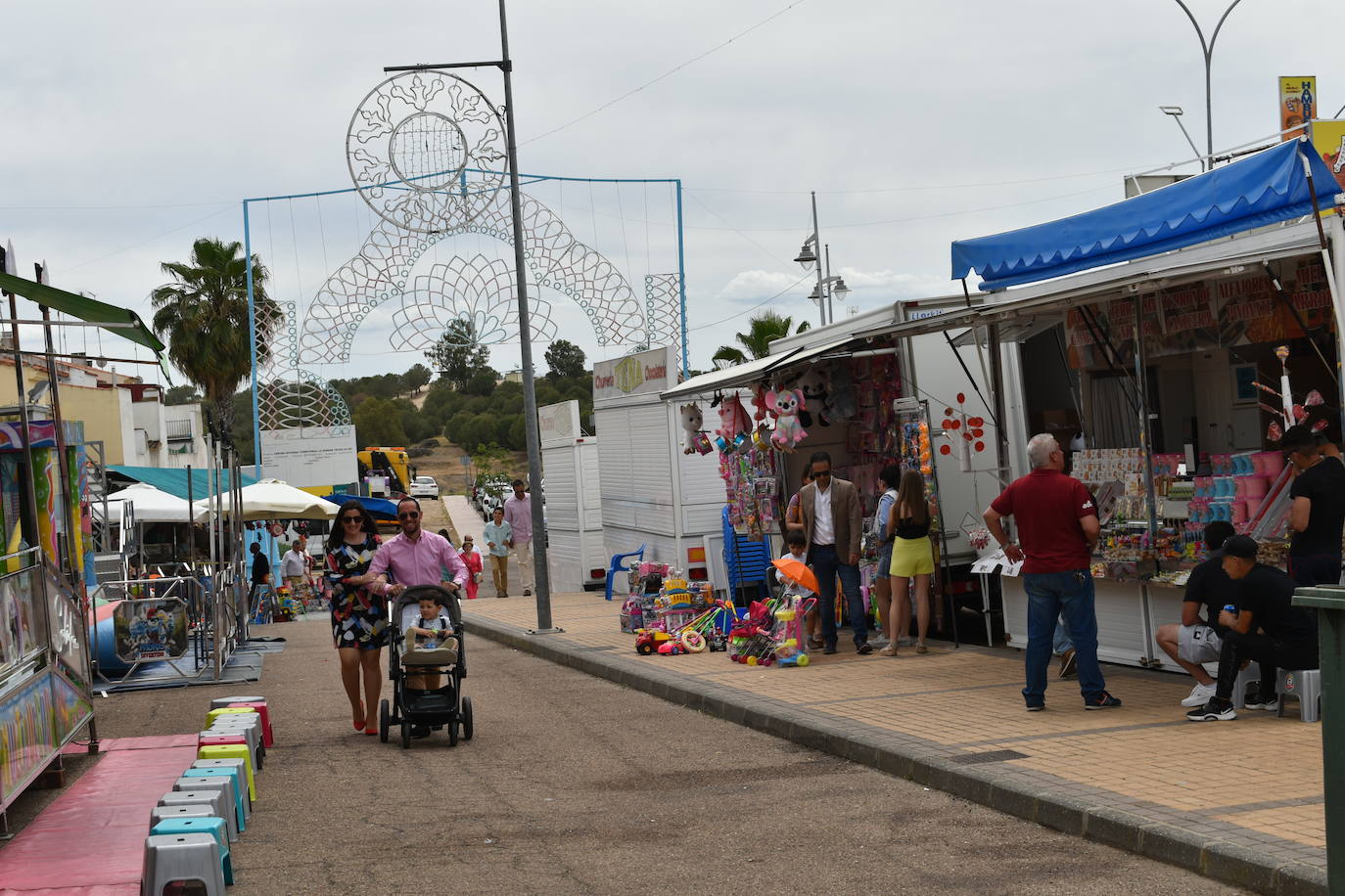 Los campanarienses pasean por la feria de día.