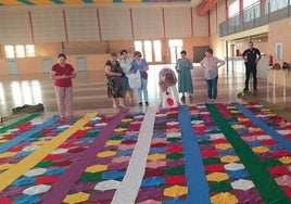 La Asociación de Mujeres teje un toldo para la Plaza del Carmen