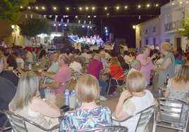 Los vecinos de La Guarda disfrutan de una de sus noches de feria.