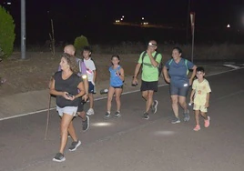 Unas 50 personas participaron en la Ruta Senderista Nocturna de Campanario a La Guarda