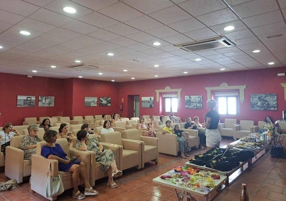 Charla-café sobre endometriosis, realizada en Campanario.