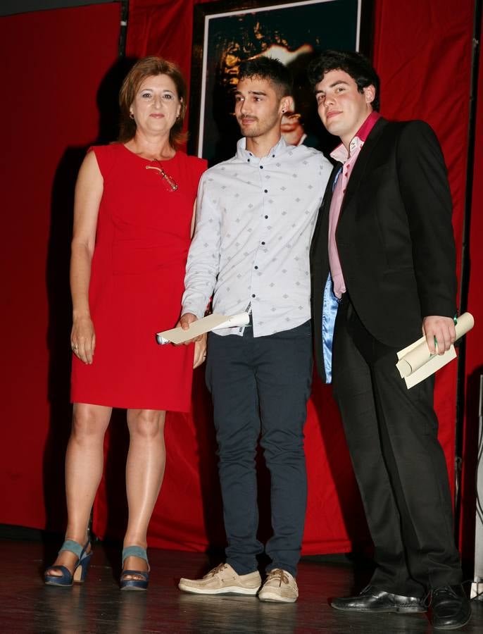 Los alumnos Manuel y Romualdo, con la primera teniente de Alcalde, Mari Ángeles Calvo, recibiendo su premio. FOTO: A. C.