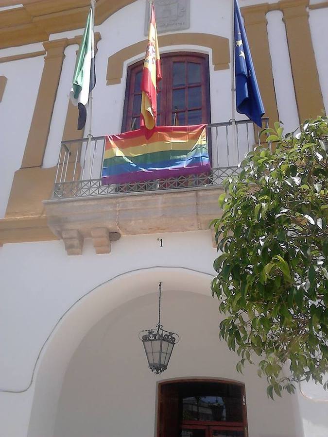 Balcón del Ayuntamiento de Campanario luciendo la bandera arcoíris.