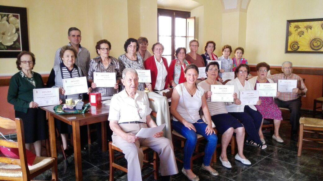Los participantes en el taller de memoria, posan con sus diplomas junto con su monitoria, Silvia Alarcón, la edil, Mari Ángeles Calvo, y el Alcalde, Elías López.