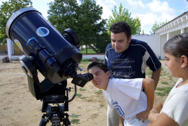 El profesor Carlos Rodríguez es el precursor del programa 'Bajo un manto de estrellas' que llega a Campanario. 