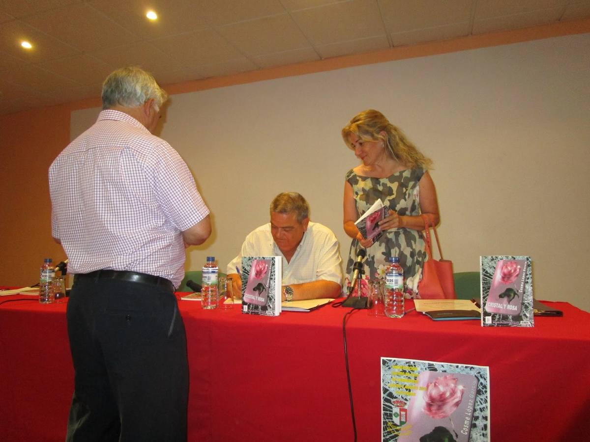 El autor firmando ejemplares de su poemario tras la presentación. 