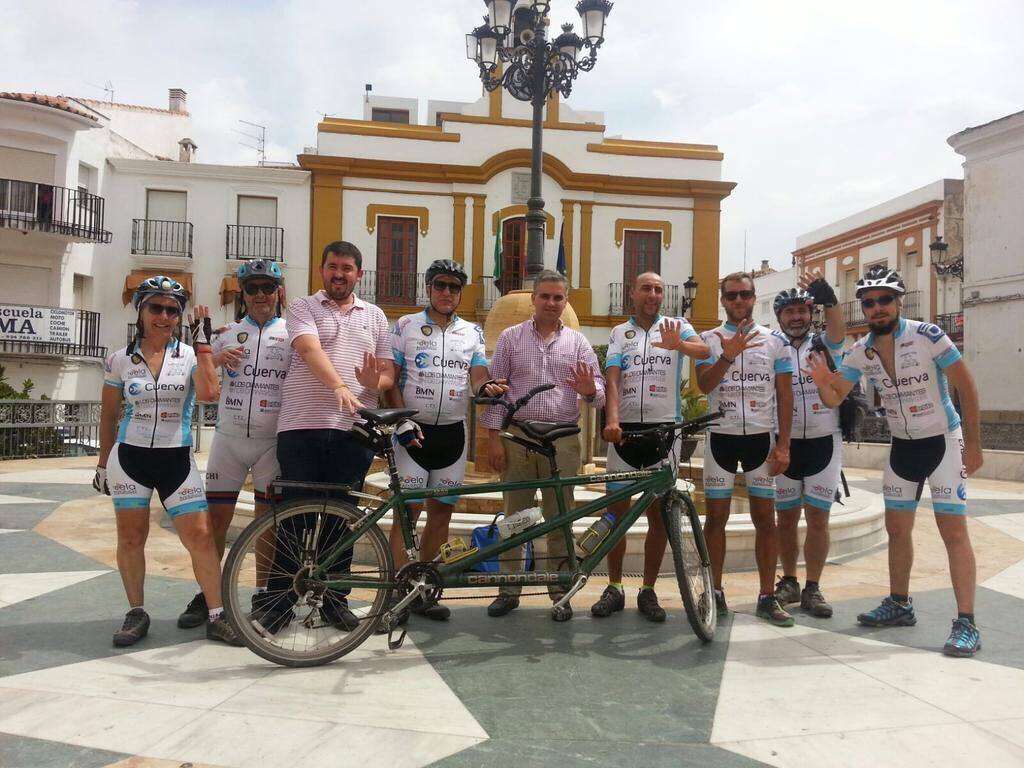 El Alcalde y el concejal con el equipo de Mario.CEDIDA