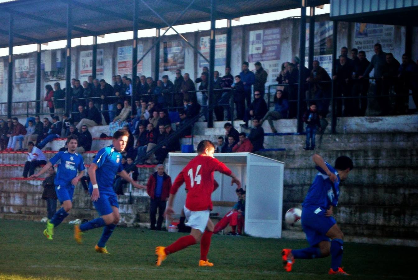 Imagen del choque de la temporada pasada entre ambos equipos en Ribera del Fresno. 