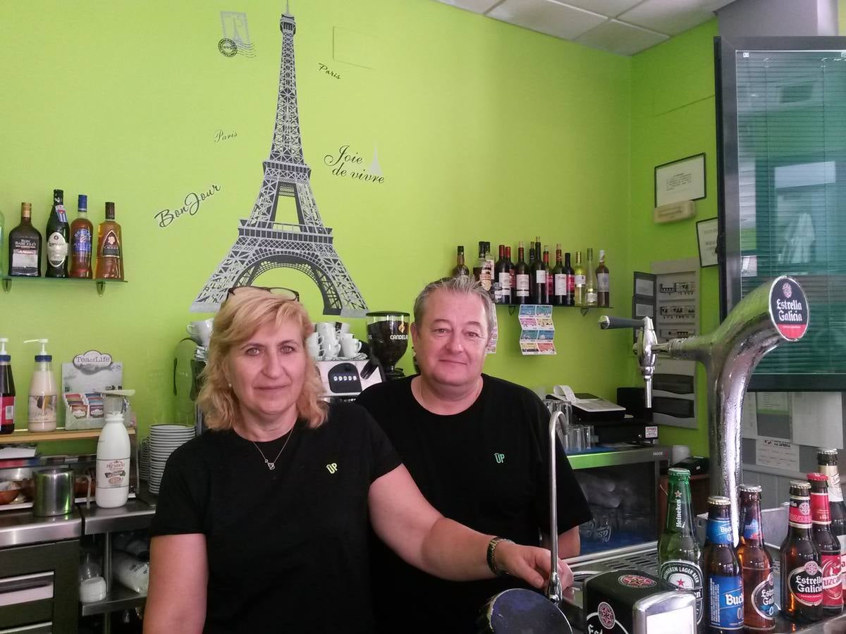 Leo en su bar de Villanueva de la Serena, con su marido. 