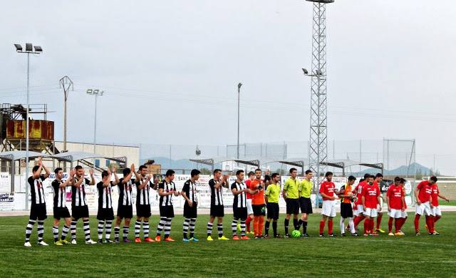 Los dos equipos, antes de empezar el choque la temporada pasada. 