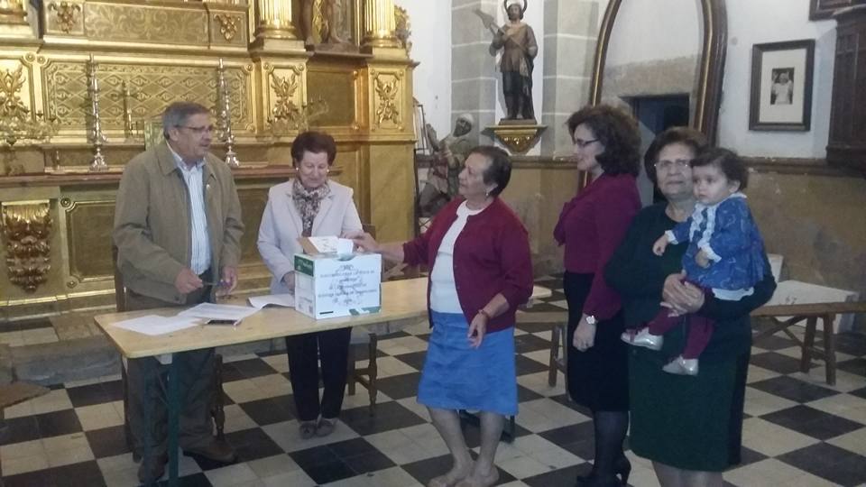 Momento de la votación, con la nueva Hermana Mayor, la segunda por la derecha, y la saliente, con su nieta en brazos. 