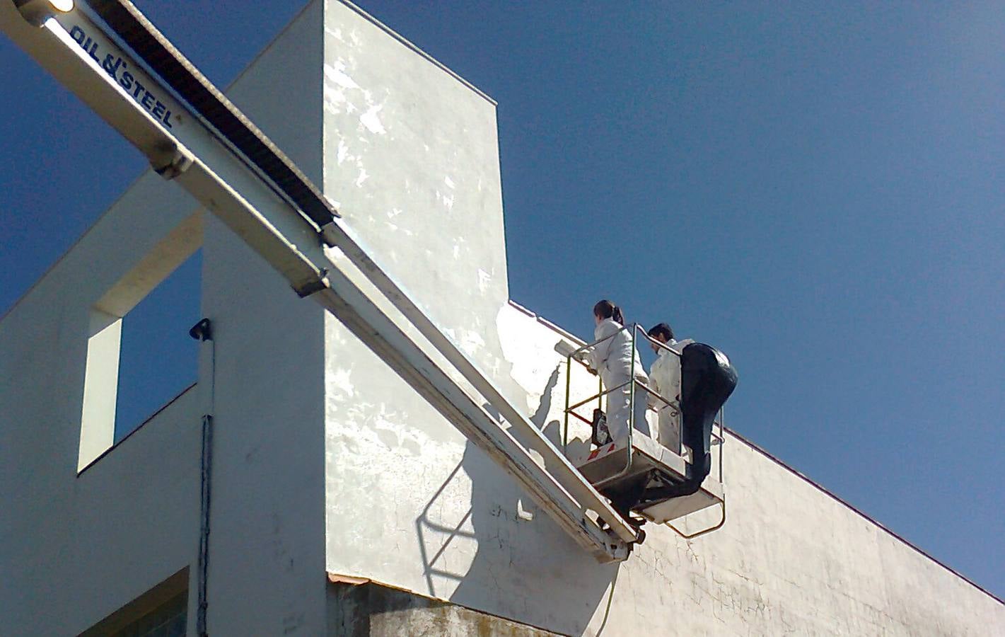 Trabajadores de pintura de un taller de empleo. 