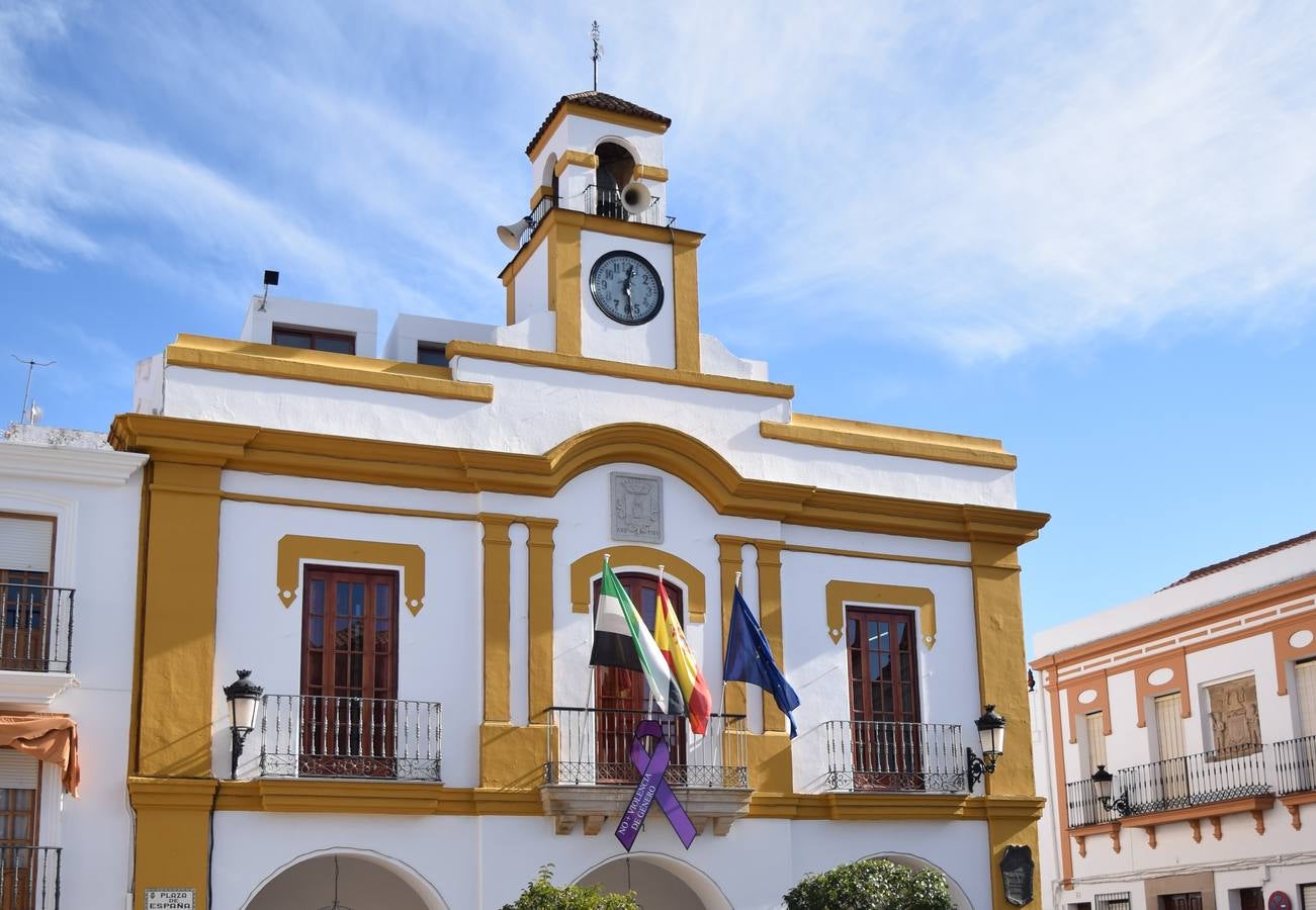 El lazo morado lució en la fachada del Ayuntamiento de Campanario. 