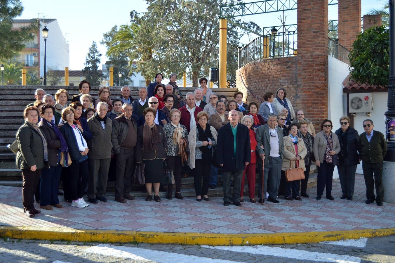 Mayores que se concentraron en el parque de la Constitución antes de partir al pabellón. 