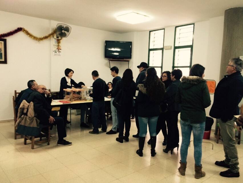 Vecinos votando en la jornada de ayer en Campanario. 