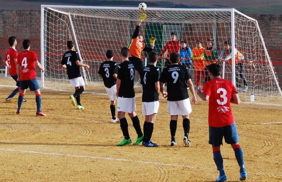Acción del partido en Usagre, con Petete despejando el balón. R. A.
