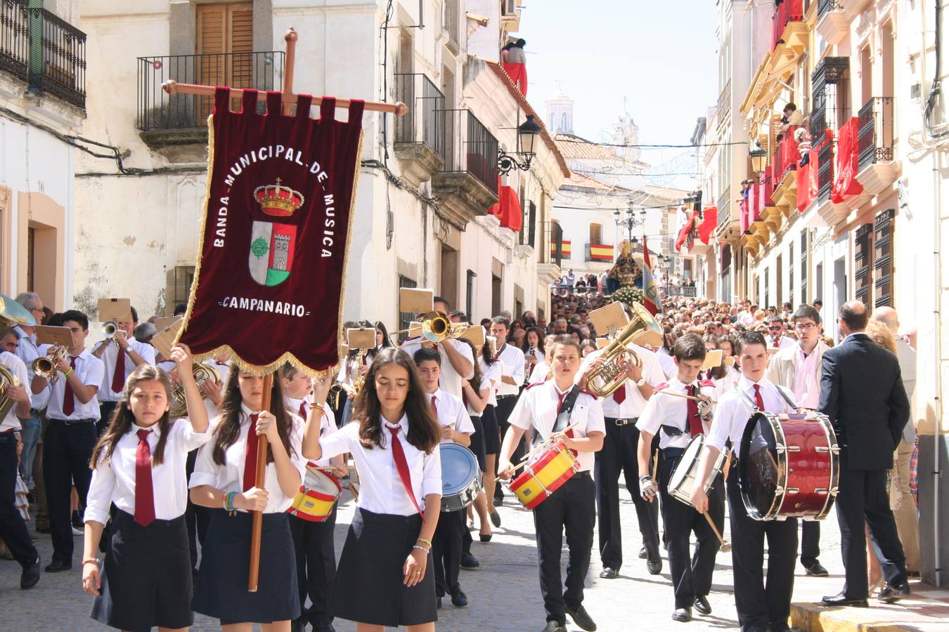 Banda de múisca de Campanario tocando en una procesión. 