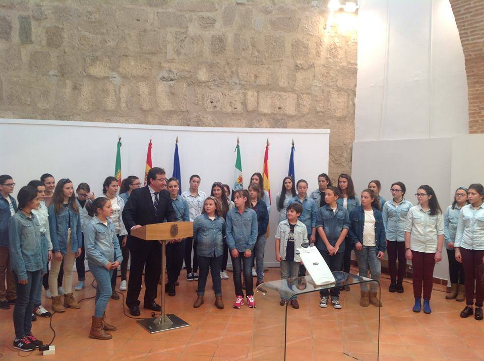 Vara con los cantores de Pueri Angelorum cuando visitaron Presidencia. 