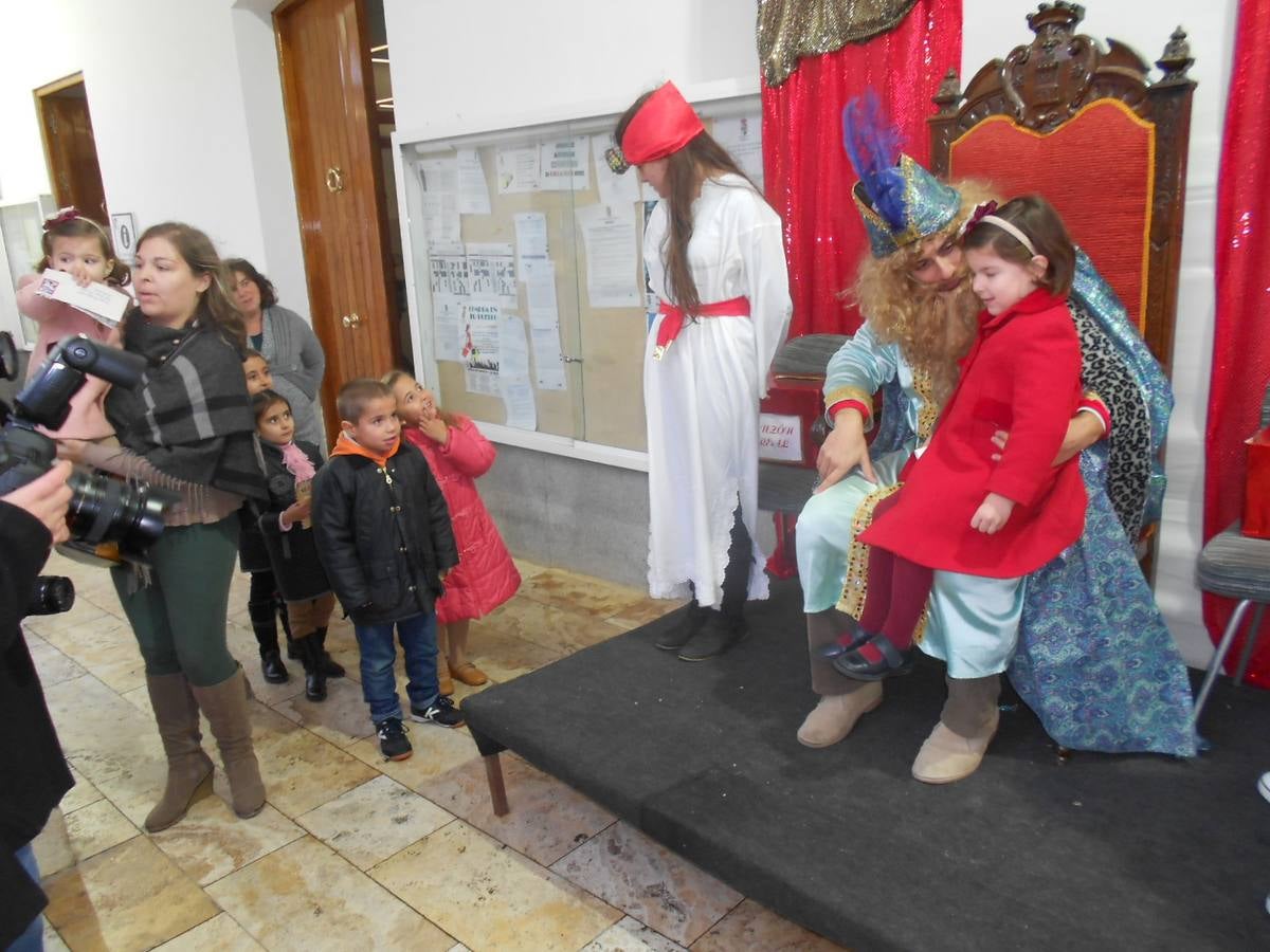El cartero real durante su visita a Campanario el año pasado para recoger las cartas de los niños. 