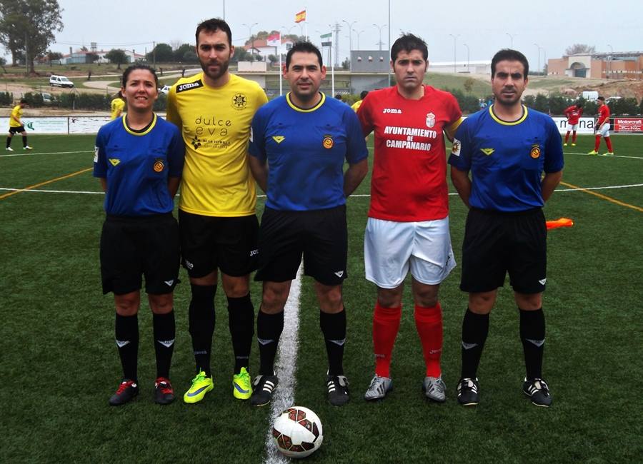 Los capitanes de ambos equipos con el trío arbitral. 