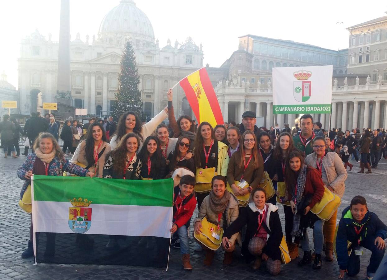 Los 'Pueri Angelorum' en la plaza de San Pedro, donde se hicieron notar. 