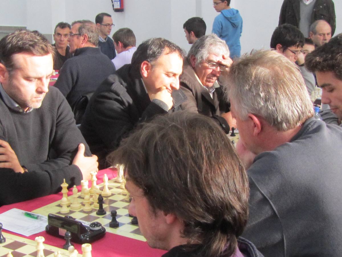 Momento de una de las partidas de los integrantes del Club Alfil. 