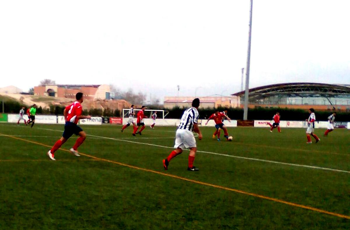Momento del derbi campanariense de veteranos. 
