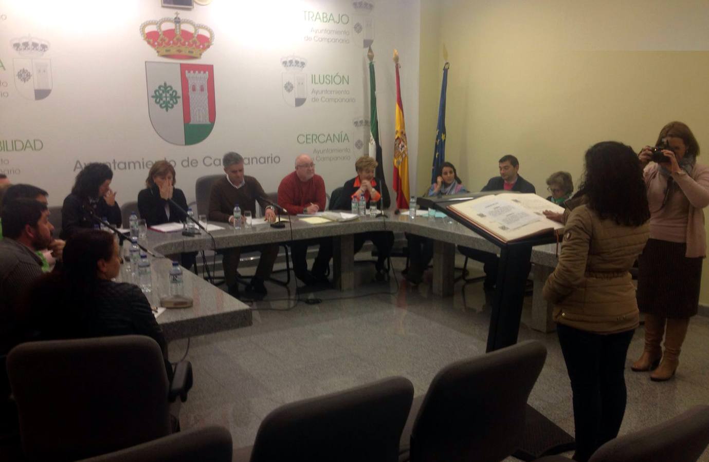 Momento de la toma de posesión de la nueva concejala en el pleno del miércoles. 