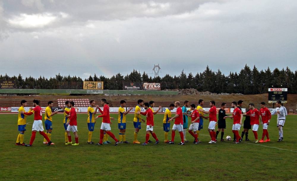 Los jugadores de ambos equipos se saludan antes del partido. 