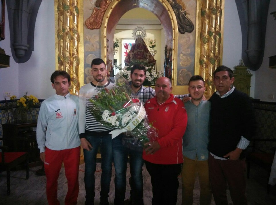 Momento de la ofrenda floral a la Patrona esta mañana. 