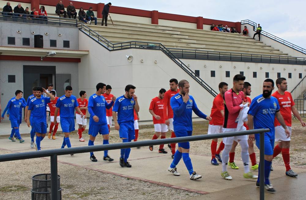 Ambos equipos saltando al campo de El Ejido. 