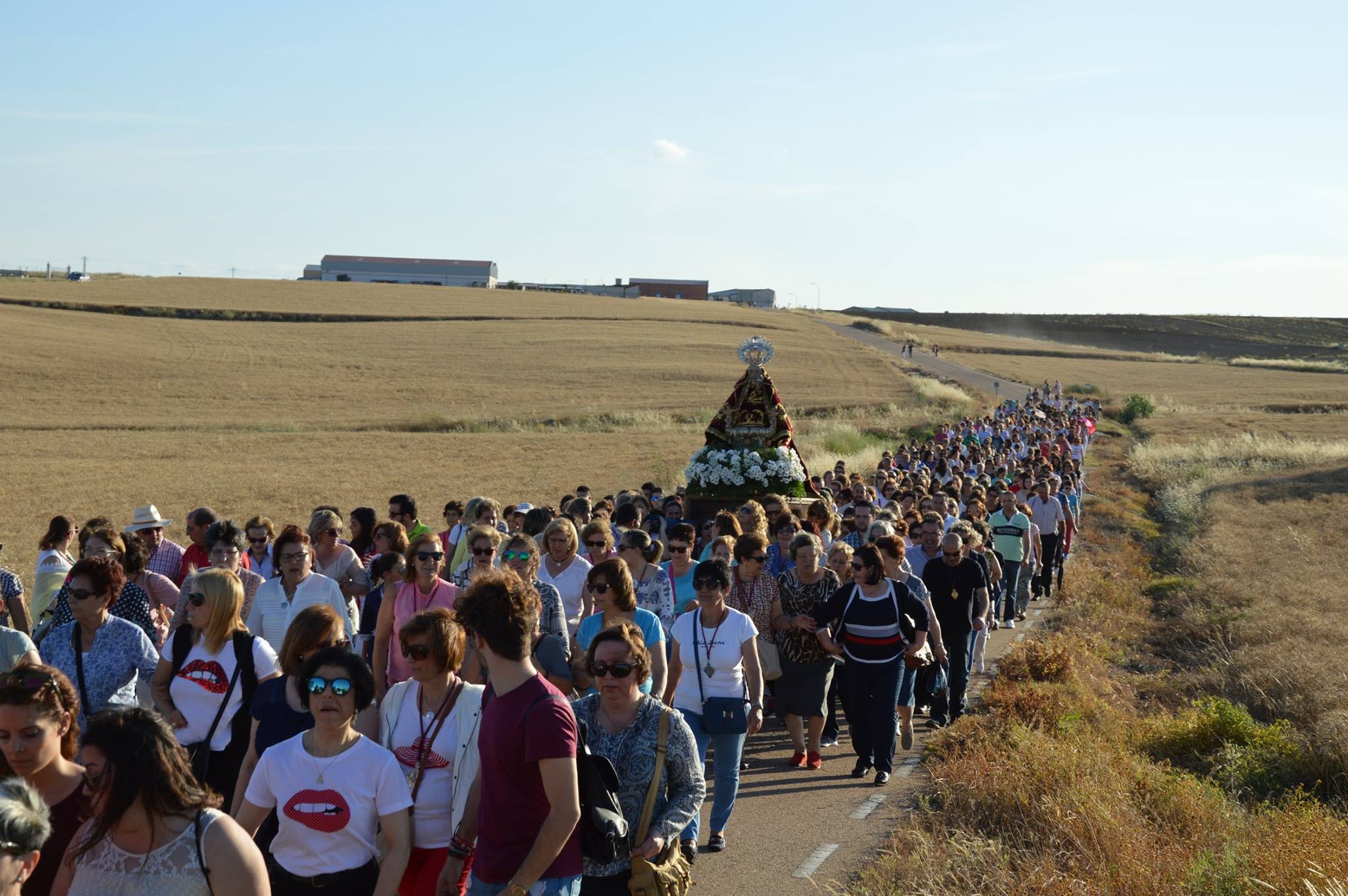 Cientos de fieles arropando ayer a la Virgen en su camino de vuelta. 