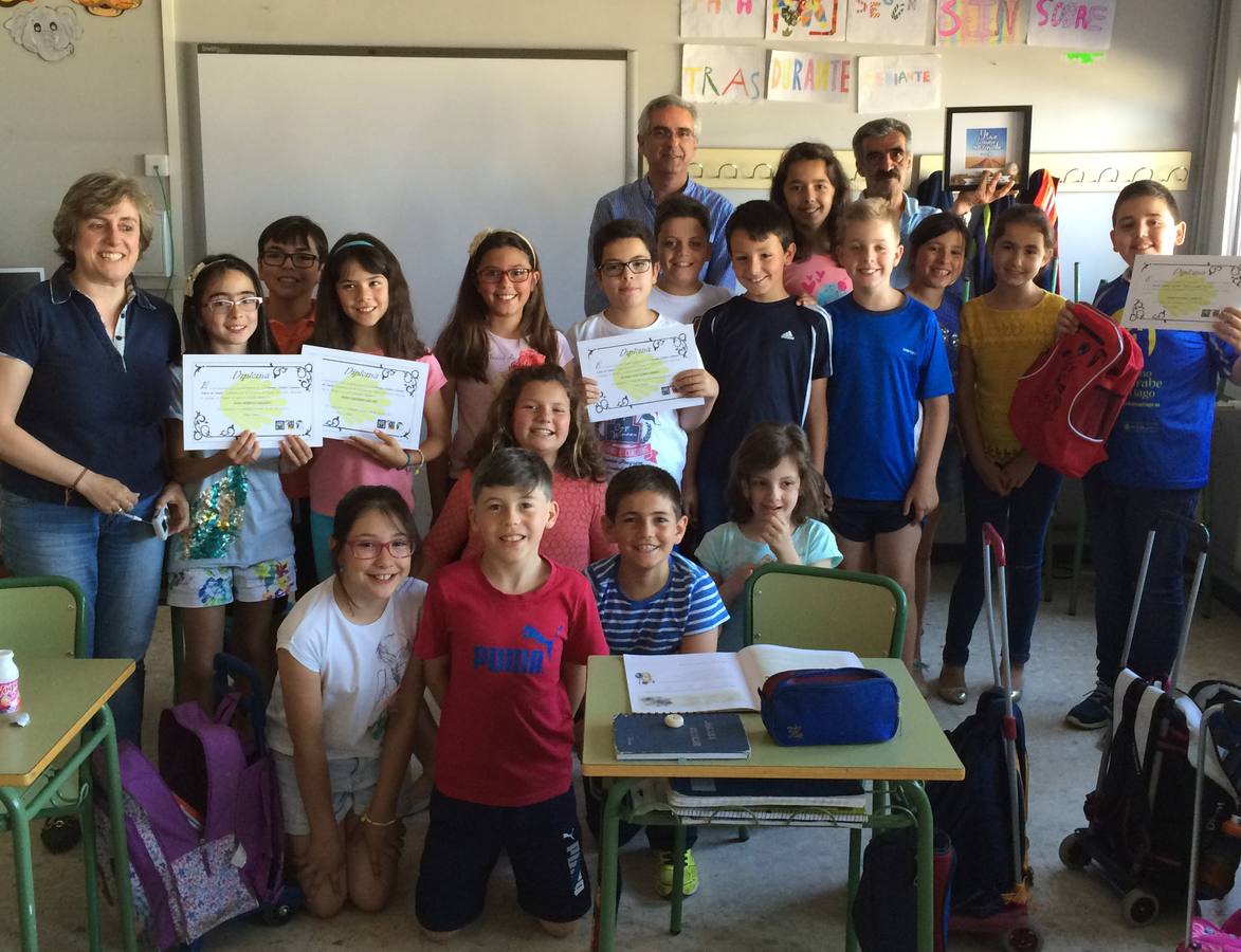 Alumnos premiados de Campanario, con sus profesores. 