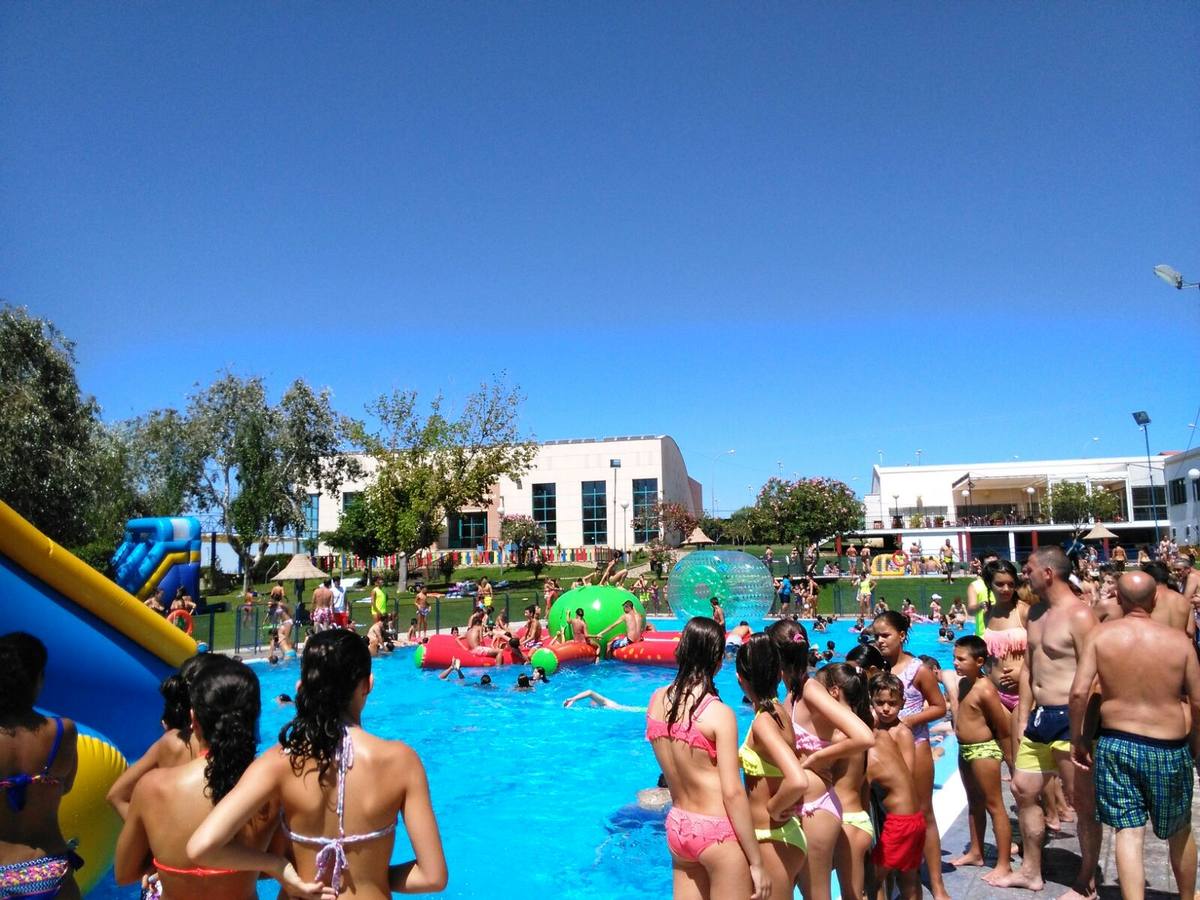 Aspecto de la piscina de verano de Campanario, ayer durante la superfiesta. 