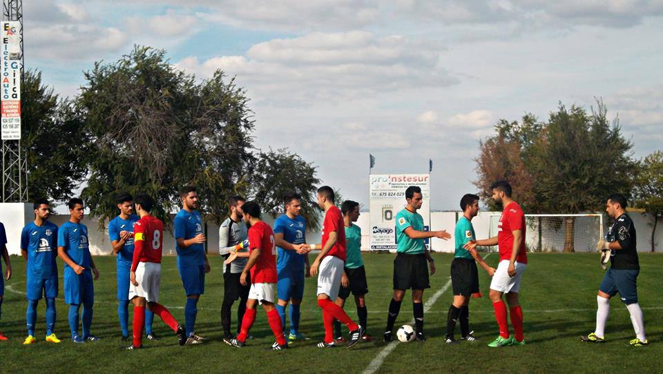 Los jugadores de ambos equipos se saludan antes del encuentro. 