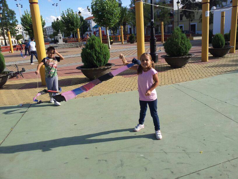 Dos niños haciendo volar sus cariocas en el parque de Campanario. 