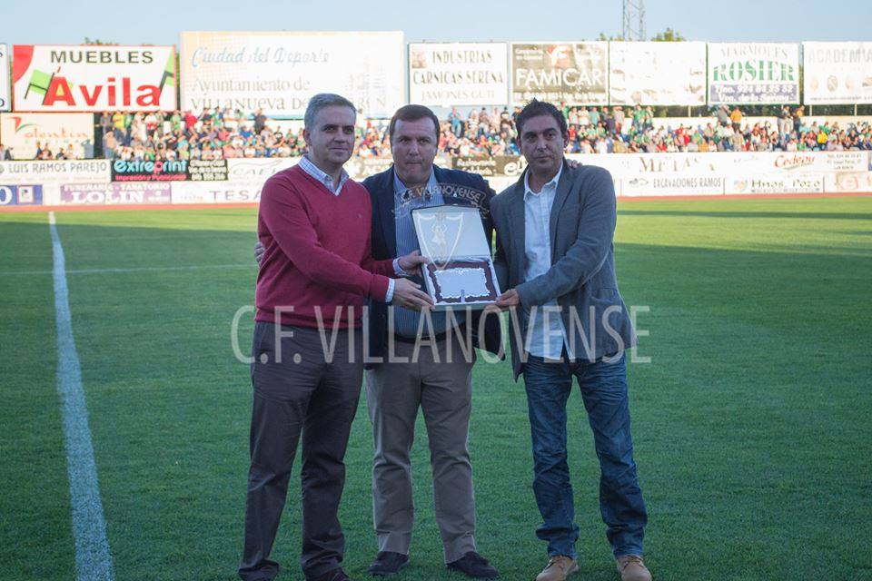 Elías López recogiendo la placa poco antes del encuentro ante el Mérida. 