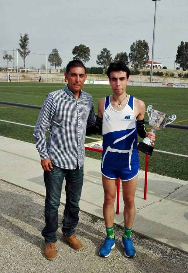 El presidente del Campanario, Juan José Murillo, entregando el trofeo a Gilgado. 