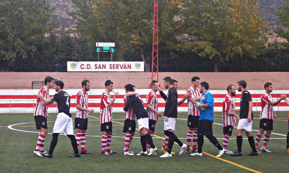Los jugadores de ambos equipos saludándose antes del partido. 