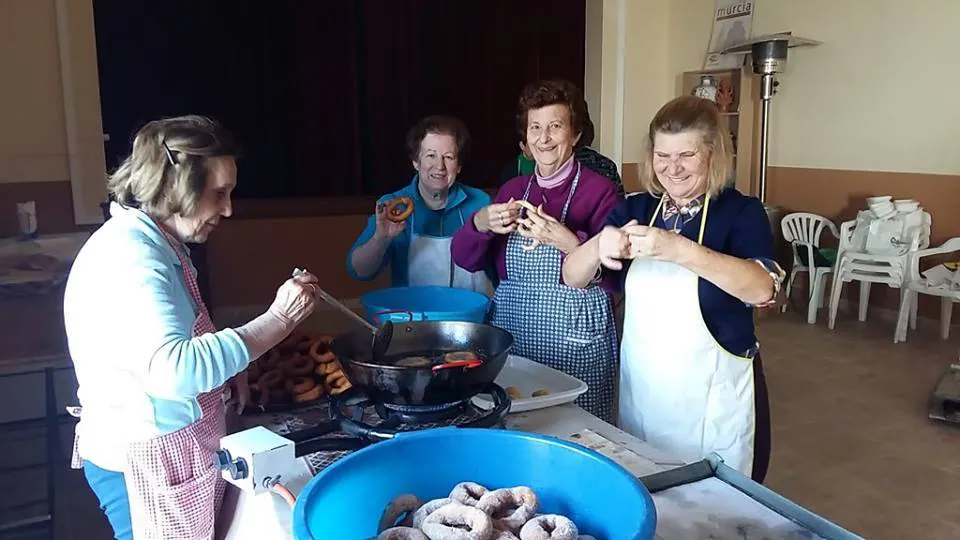 Las voluntarias de Cáritas elaborando sus ricas rosquillas. 