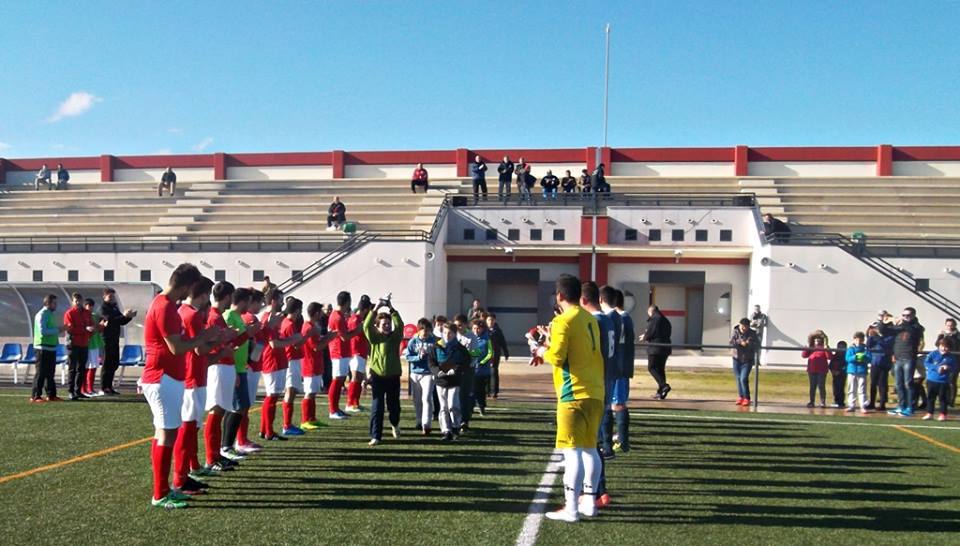 Los dos equipos hicieron el pasillo de honor a los alevínes del Campanario. R. A.