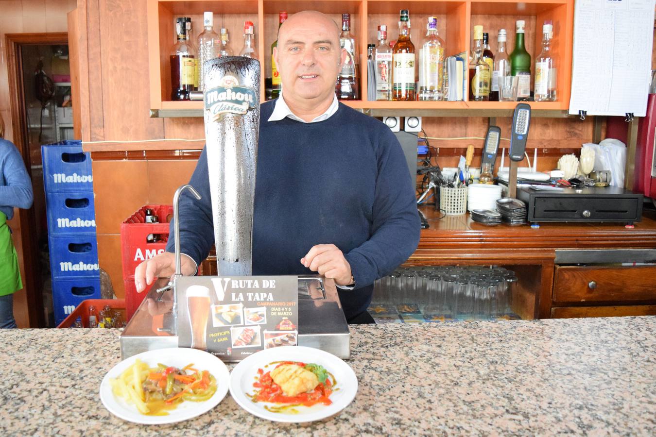Felipe Moreno, con las tapas que ofreció a sus clientes el fin de semana en el Bar 'Vista Alegre'. 