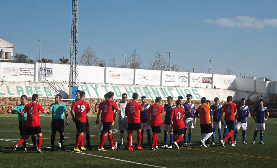 Los dos equipos se saludan antes del partido. 