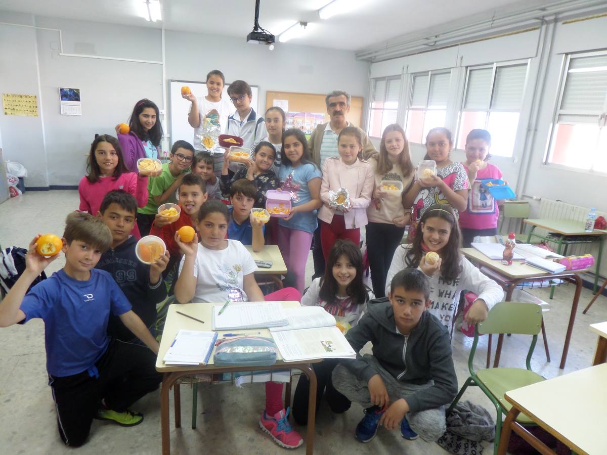 Alumnos del colegio comiendo hoy naranja. 