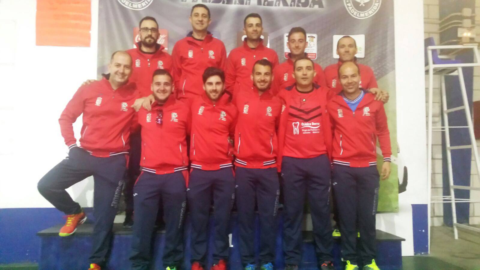 Equipo del Club de Pádel Campanario que jugó en Mérida. 